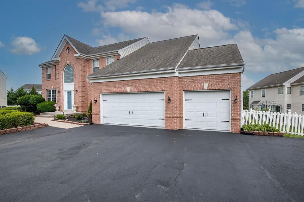 6 bed, 4.5 bath, 5800 sqft, $4,500 — Photo 2