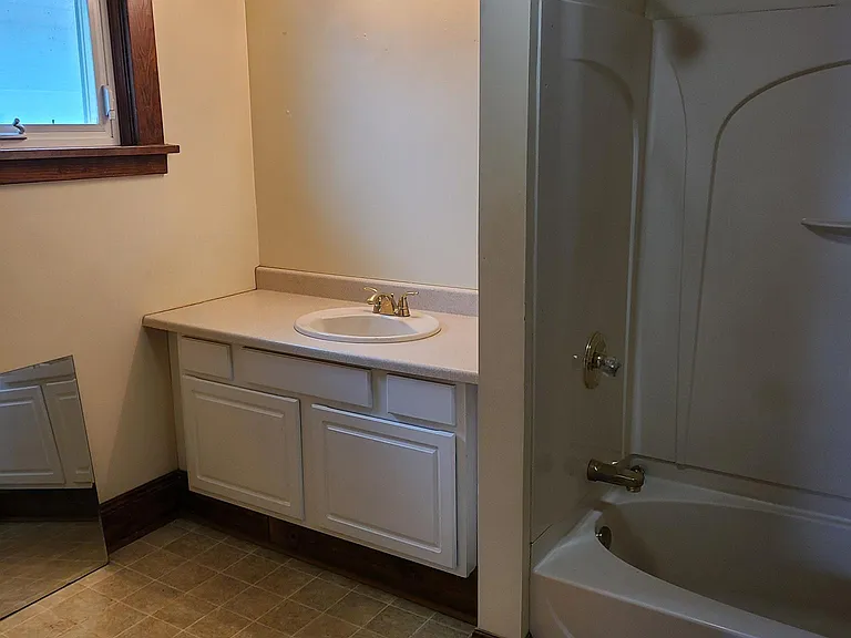 Large bathroom on 2nd floor