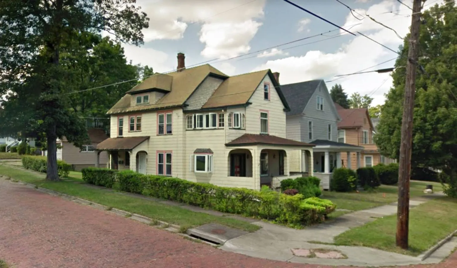 212 Charles St photo 1
