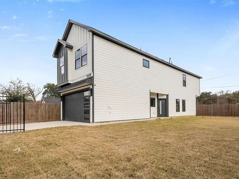1113 Danube St — Photo 1