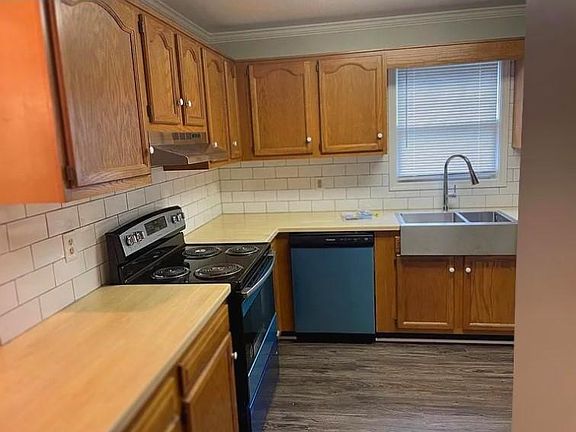 3rd image of 126 Camelot Dr #162