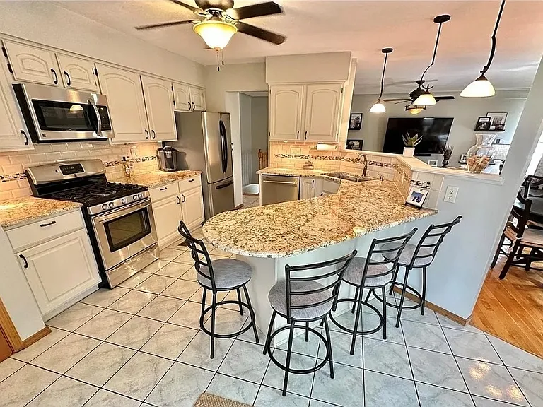 Breakfast Bar and Kitchen