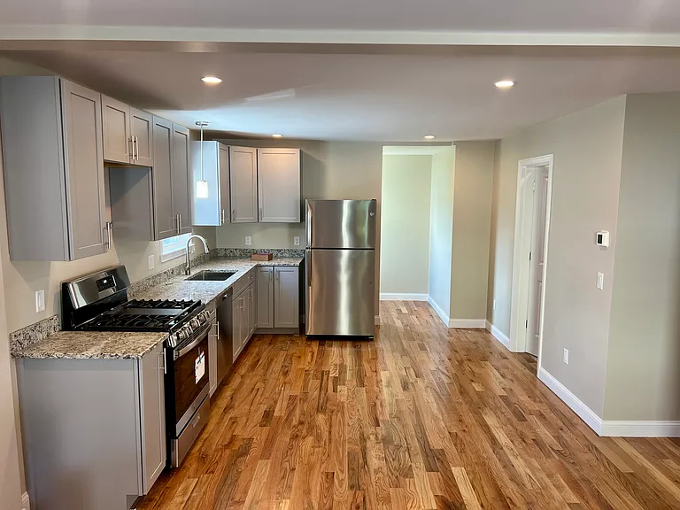 11-13 Garfield Ave — Photo 4