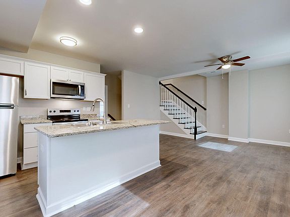 3rd image of 368 Roosevelt Blvd