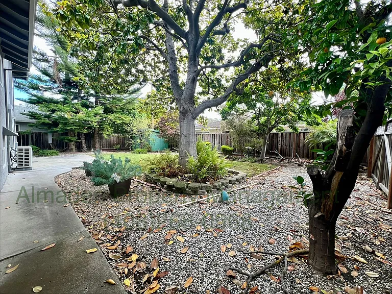 1096 Polk Ave — Photo 11