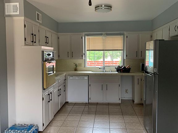 4th image of 1665 Barstow Ave