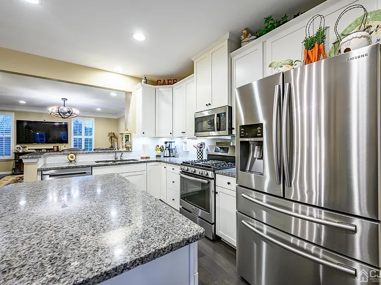 303 Bayside Ct — Photo 4