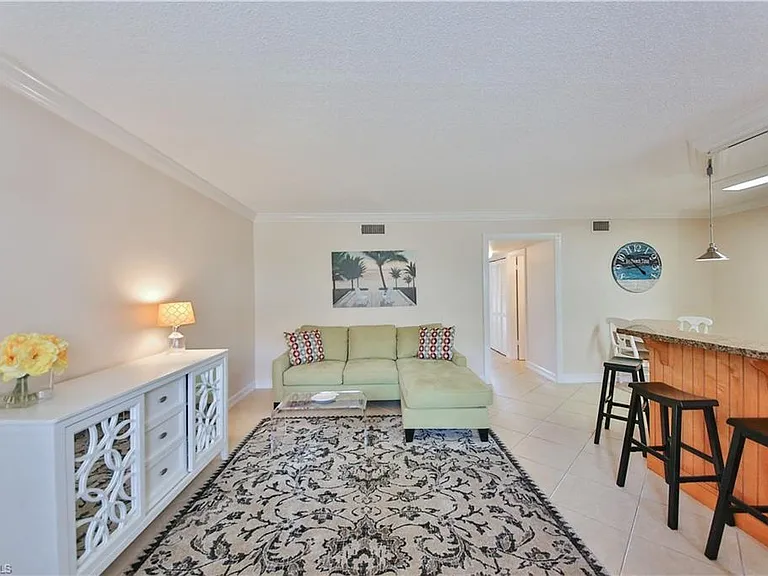 1100 Gulf Shore Blvd N #207 — Photo 4