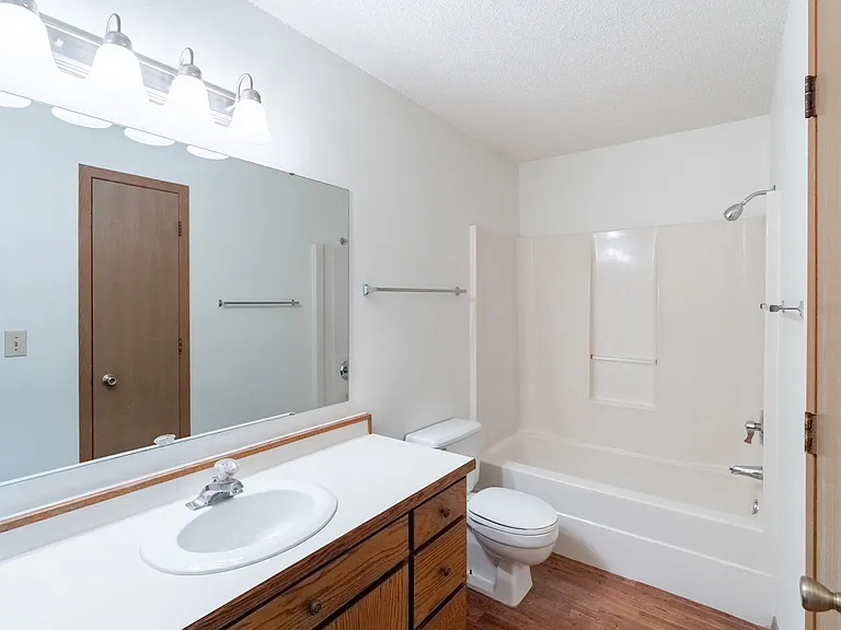 Fargo, ND Rosegate Apartments | 21A | Bathroom