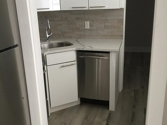 3rd image of 413 54th St APT 3