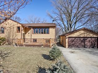 636 E High St, Mundelein, IL 60060