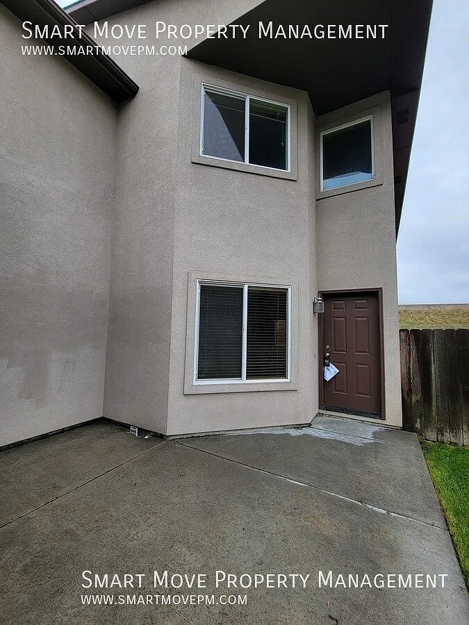 Spacious Three Bedroom Close to Shopping — Photo 2