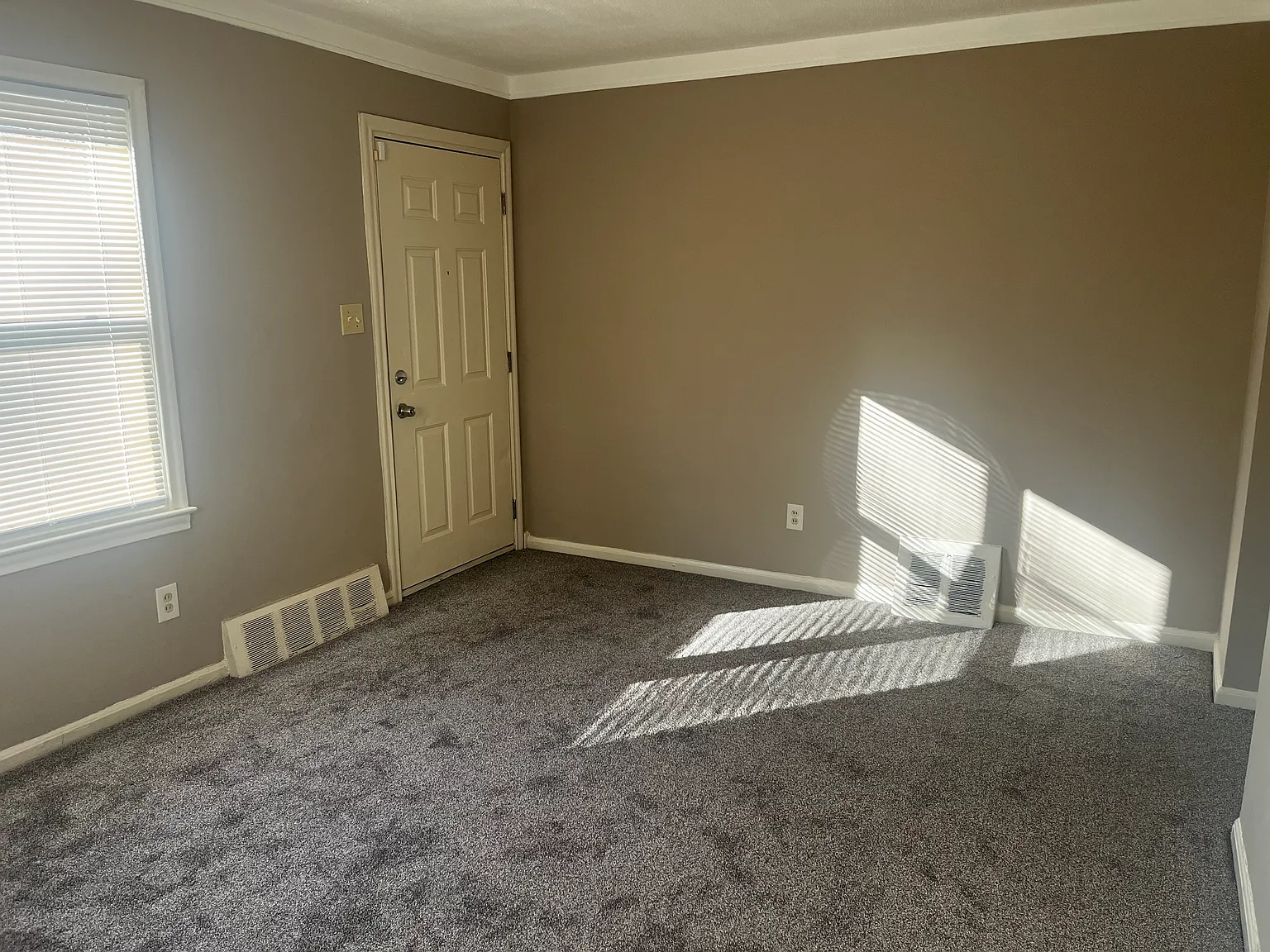 3 bed, 1000 sqft, $1,200 — Photo 4