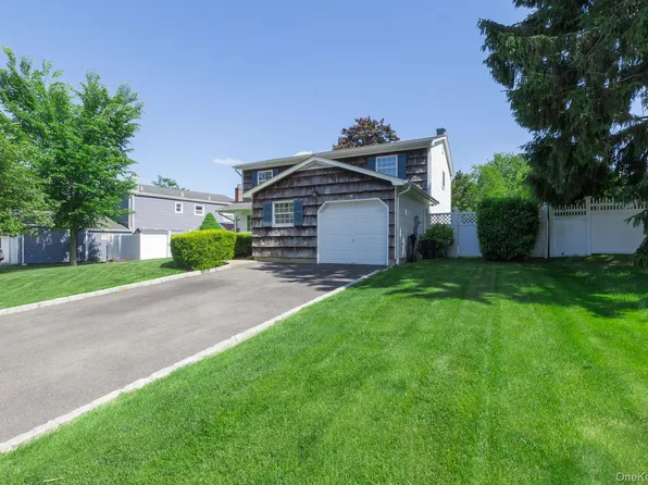 29 Beaumont Lane, Lake Grove, NY 11755