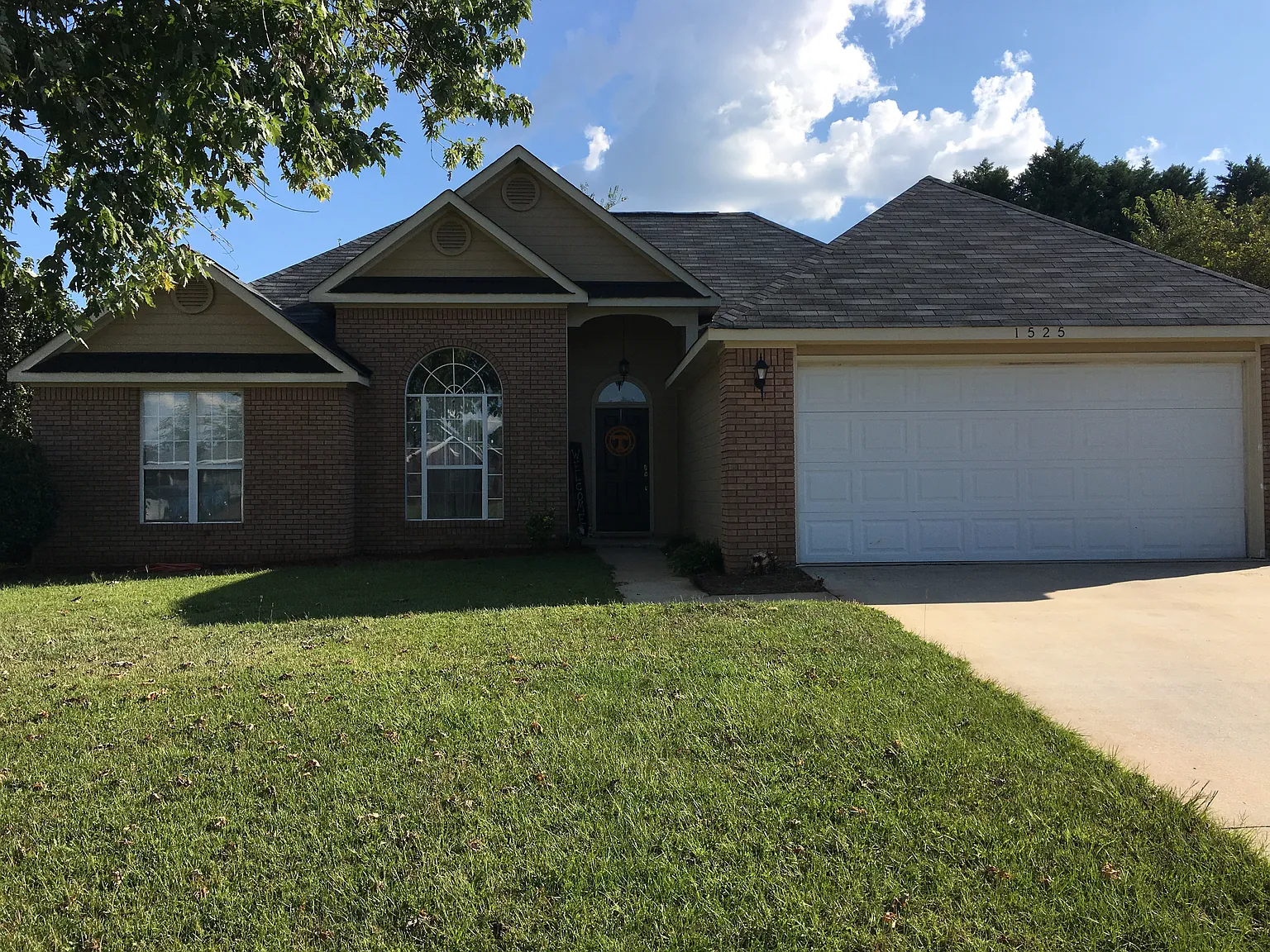 1525 Sweetwater Dr photo 1