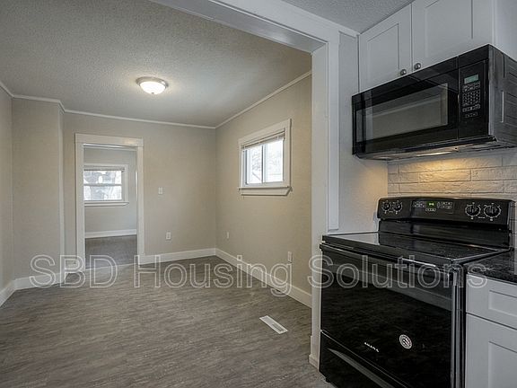 5th image of 1211 S Maywood Ave