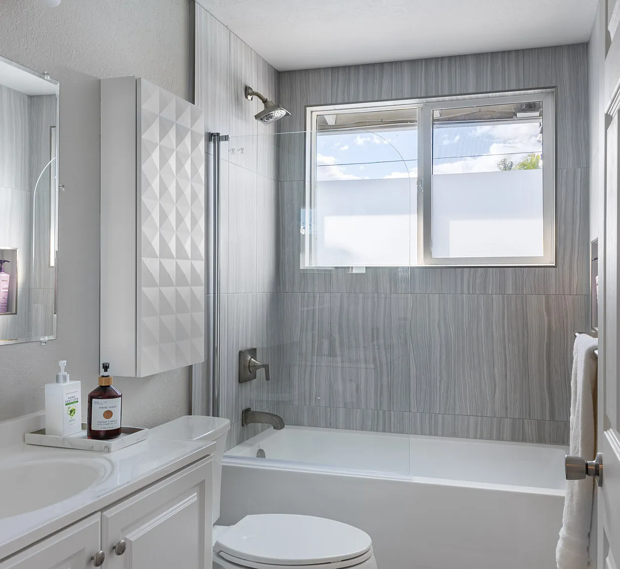 3 bed, 1302 sqft, $3,200 — Photo 3