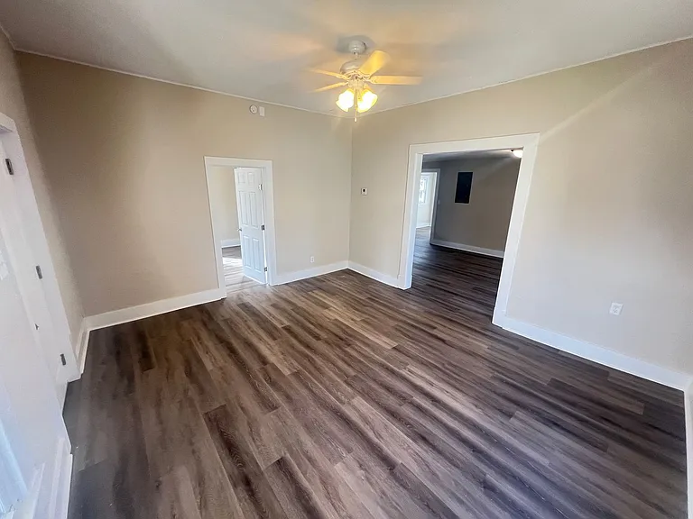 209 W College St — Photo 7