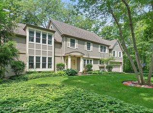 317 Ravine Forest Dr, Lake Bluff, IL 60044