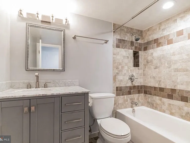1301 N Courthouse Rd #1009 — Photo 2