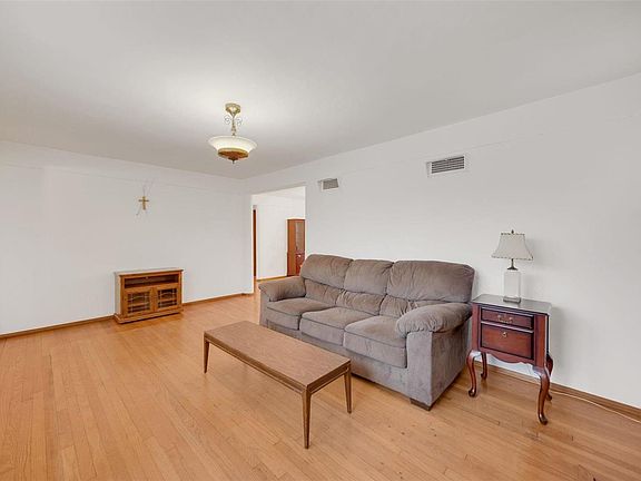 4th image of 713 Dallas Dr