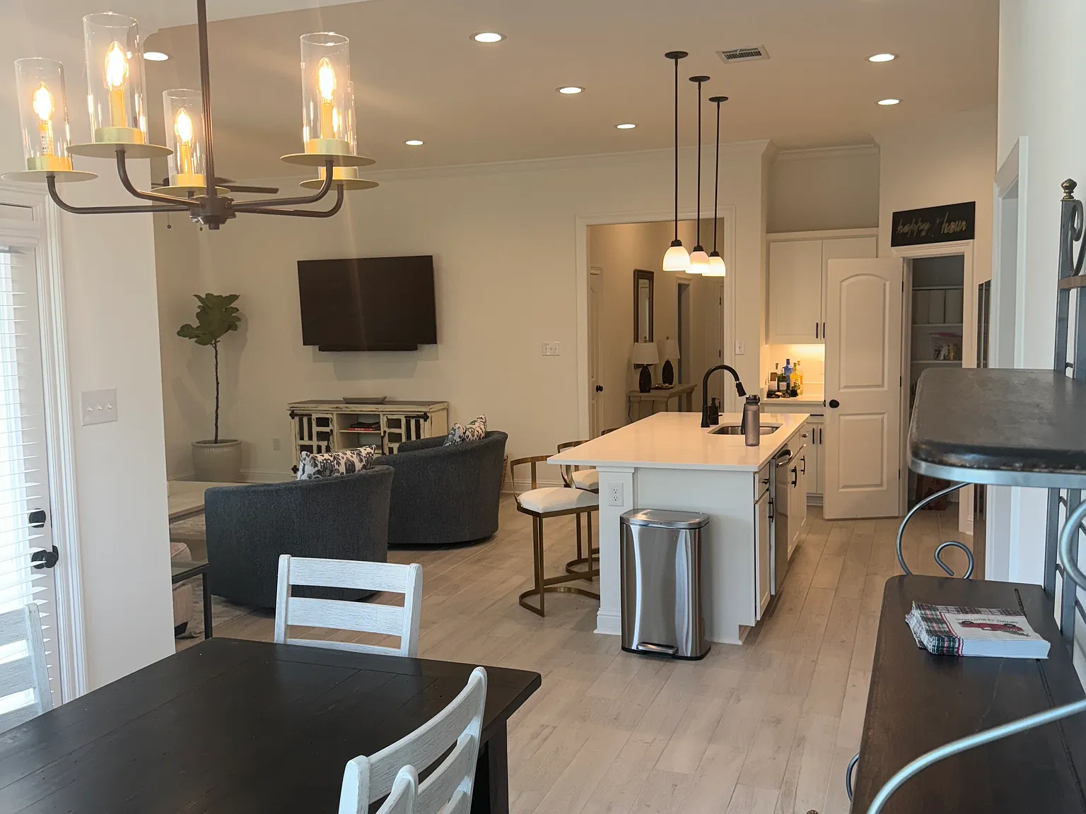 3 bed, 1825 sqft, $2,650 — Photo 2