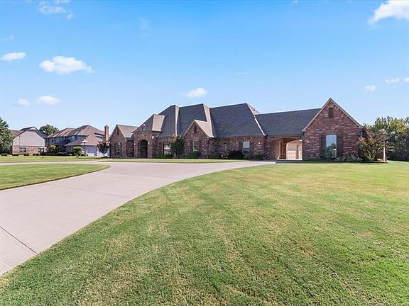 2nd image of 1602 NE Oakridge Dr