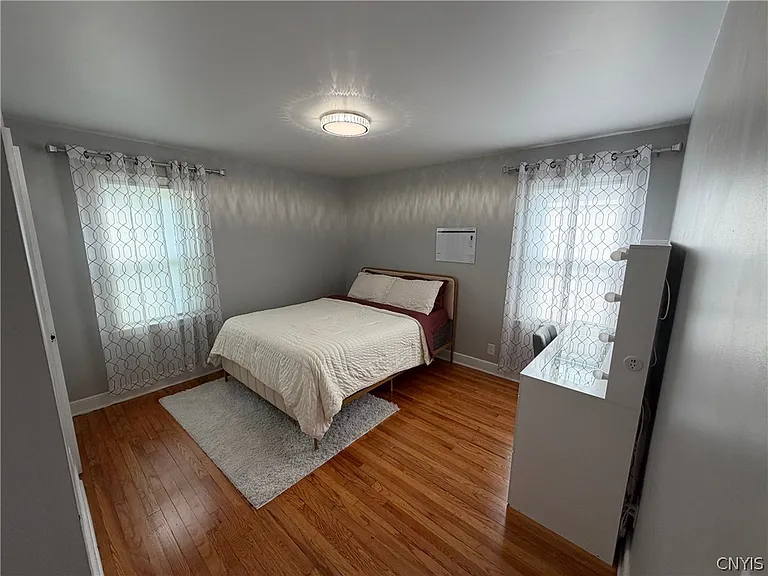902 James St — Photo 15