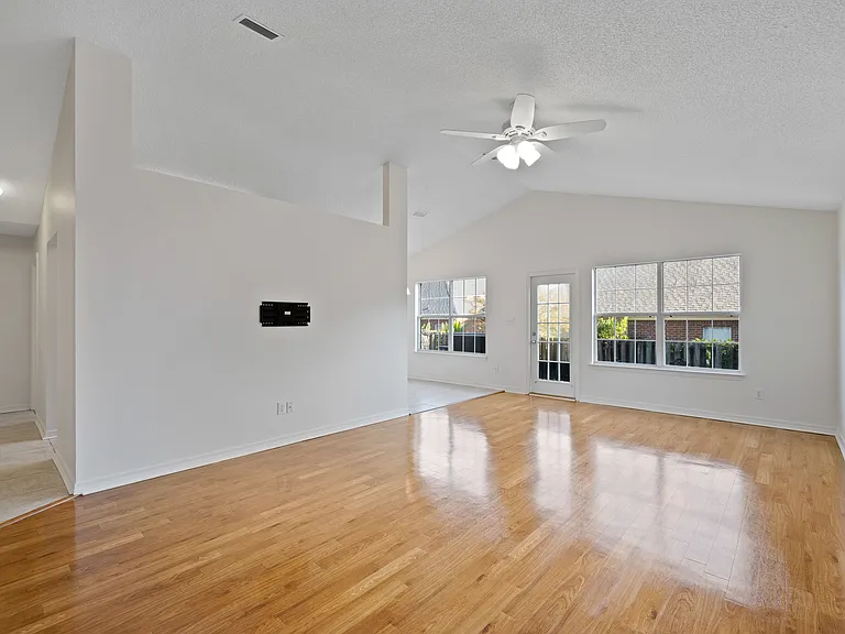 157 Cypress Ln — Photo 4
