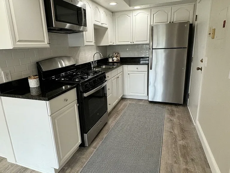 Pondsview Apartments — Photo 108
