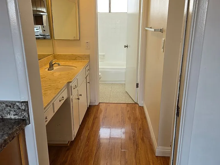 Stratford Apartments — Photo 6