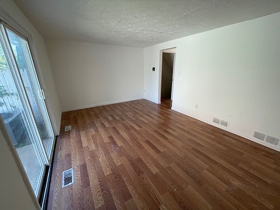 4th image of 376 Enright Ct