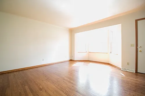Exceptional 3BR/1.5BA Townhouse! Gorgeous Hardwoods, Appliances Included, CA, Full Basement and C... — Photo 3