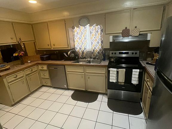 4th image of 260 S Canton Club Cir