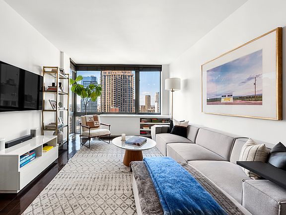 5th image of 111 W 67th St APT 33C