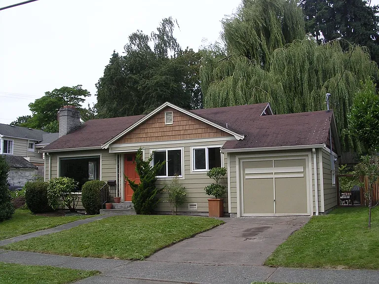 5511 39th Ave NE — Photo 1