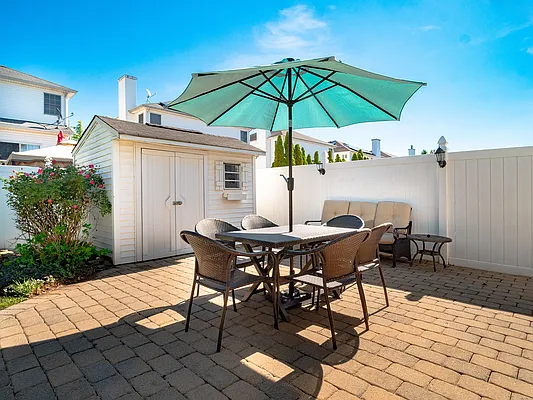 Sold by PRENDAMANO REAL ESTATE | media 37