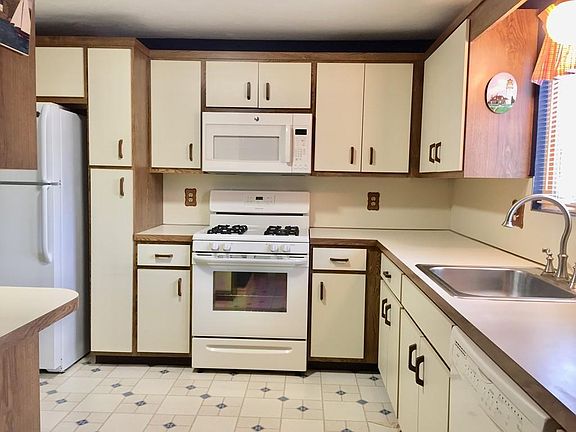 2nd image of 52 Liberty St APT B3
