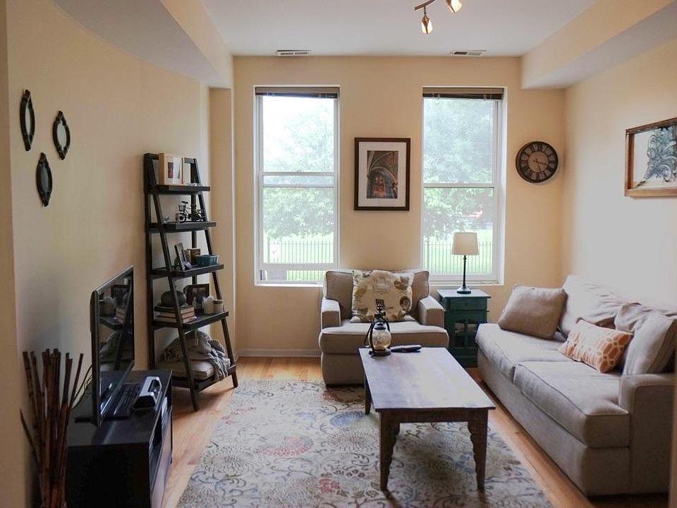 1st image of 2142 N Oakley Ave #1