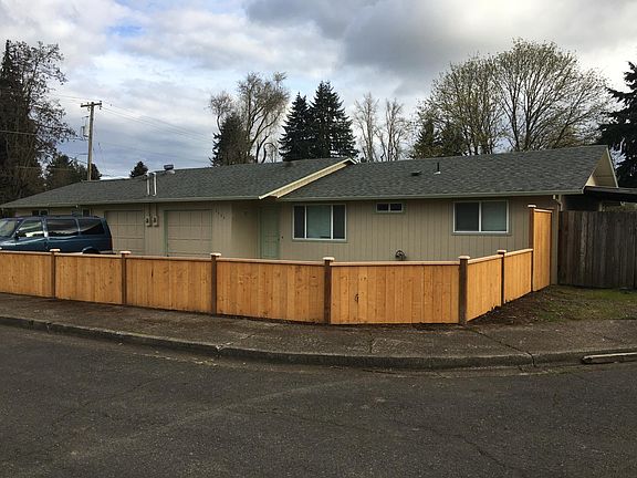 3 bedroom duplex on quiet culdesac. New fence surrounding the large front and back yards.