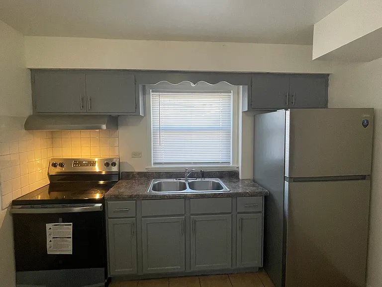 15032 Dorchester Ave #1W — Photo 2
