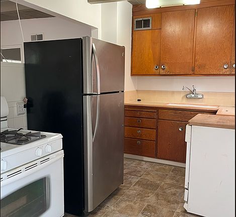 3rd image of 2081 Hanover St