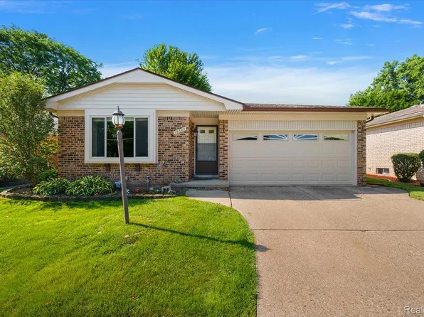 16322 Canterbury Ct, Macomb, MI 48044