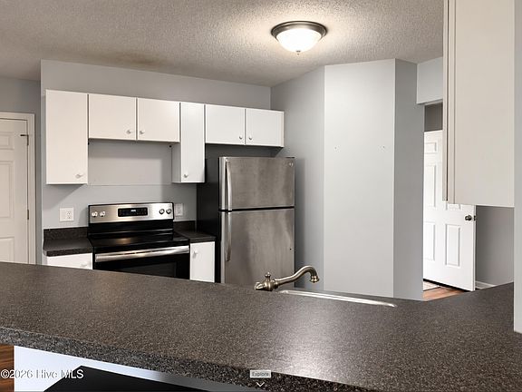 3rd image of 225 Woodgreen Lane