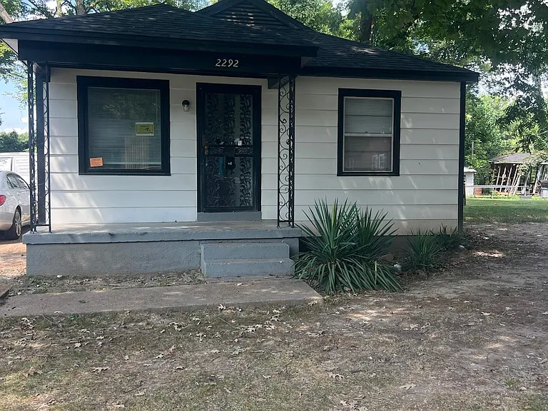 2292 Redwood Ave — Photo 1