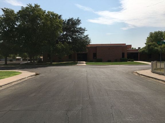 5th image of 522 E 10th Dr