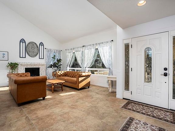 4th image of 2738 Victoria Cir