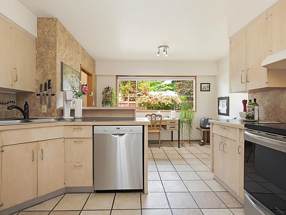 5th image of 2822 Upland Cres