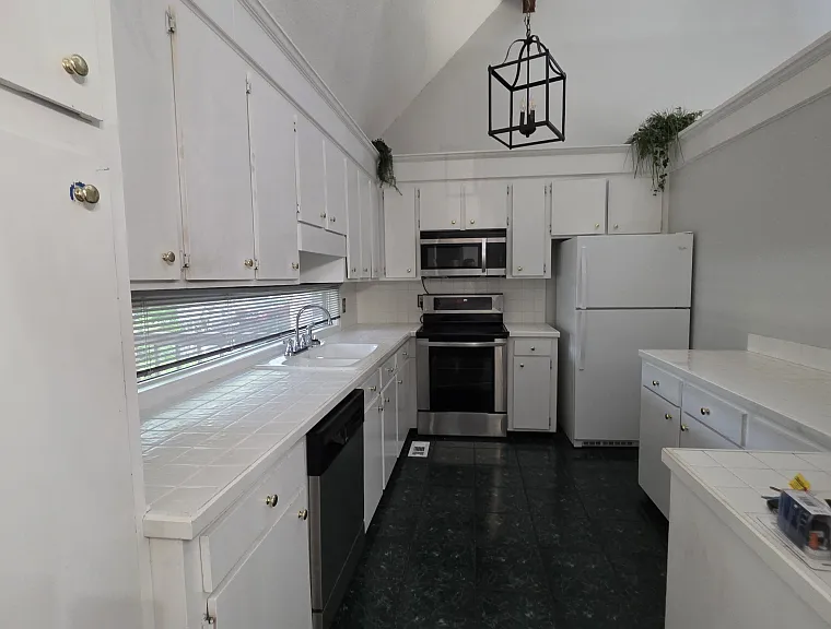 400 Chatham Pl — Photo 2