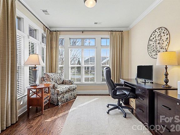 5th image of 8315 Parknoll Dr